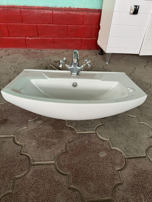 Продам раковину со смесителем