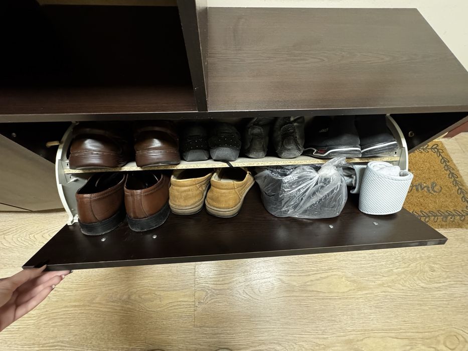 Гардероб и огледало със закачалки за антре