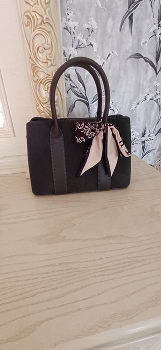 женская сумка серого цвета