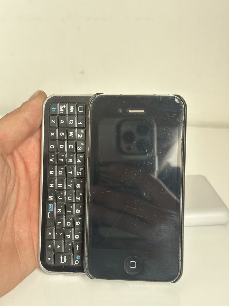 iPhone 4 с Bluetooth QWERTY клавиатура