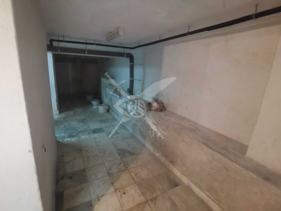 Дава се под наем Офис в Бургас, Център - 180 кв.м за 125681.34 € - Снимка #4