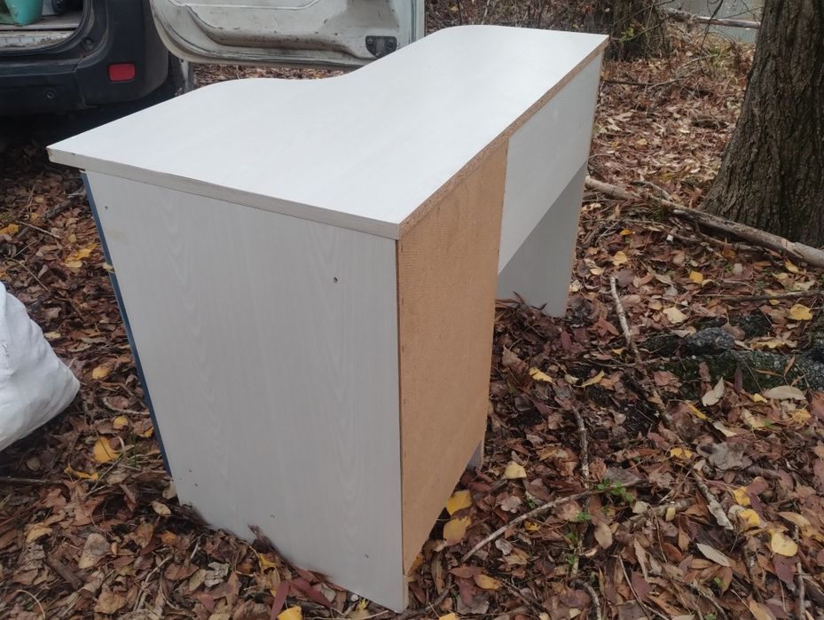 Продавам малко бюро