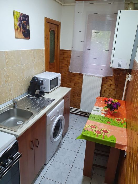 Inchiriez in regim hotelier apart. cu 3 cam. la parter in zona central