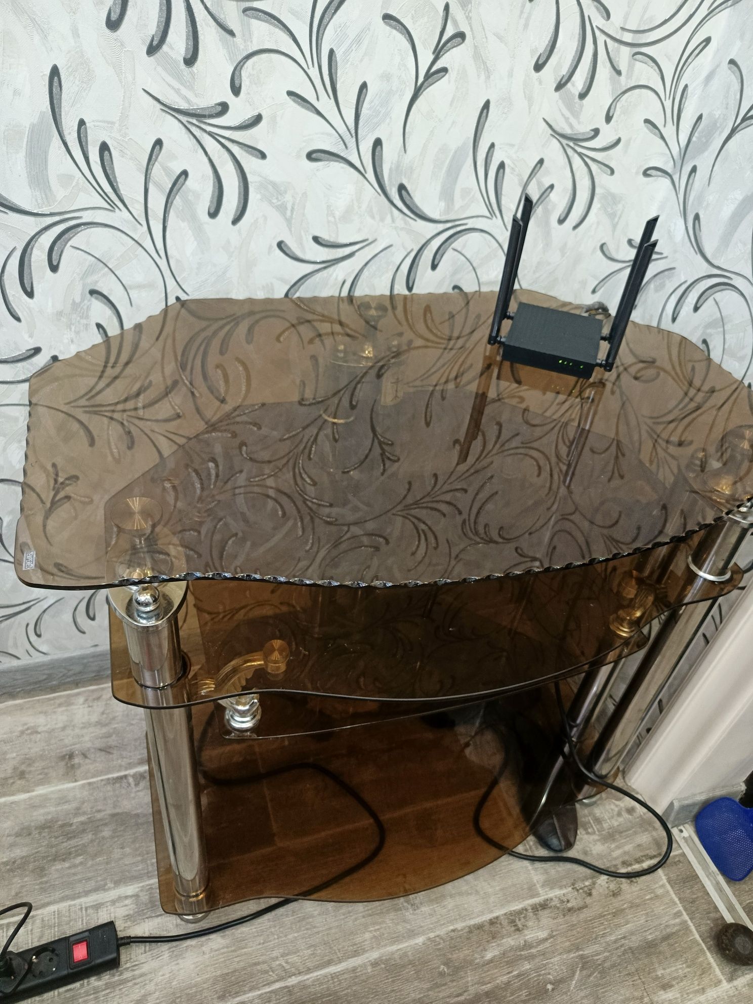 Срочно продам стеклянную тумбу