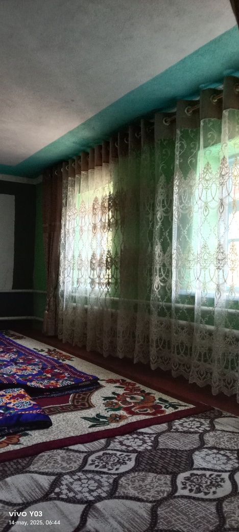 10 sotixli hovlili uy sotiladi