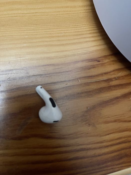 Apple AirPods 3-го поколения (AirPods 3rd generation).