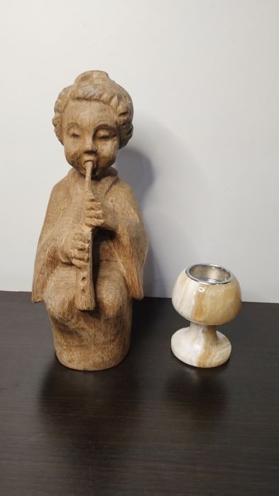 Изключително красива, дървена статуетка, фигура от дърво на момче.