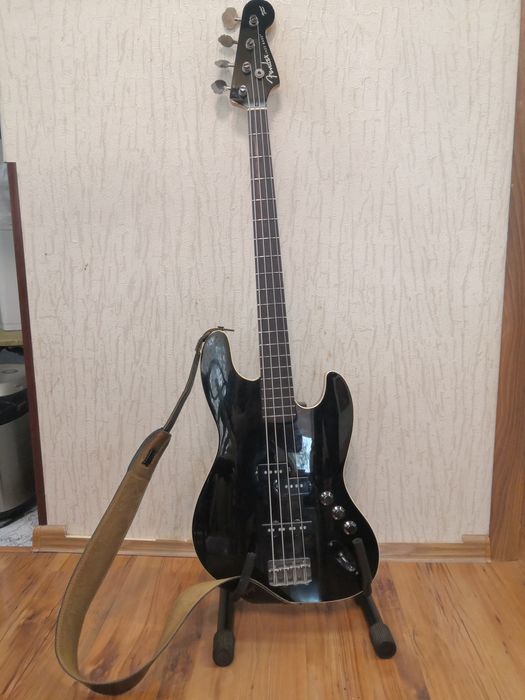 Продам бас гитару Fender