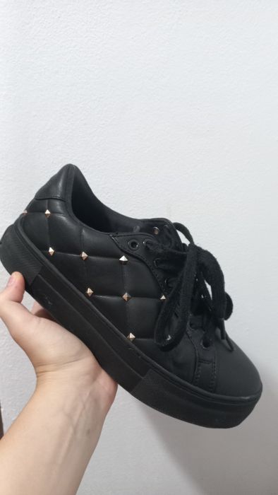 Vand Adidasi Guess de Piele Marimea 36 cu Pietricele