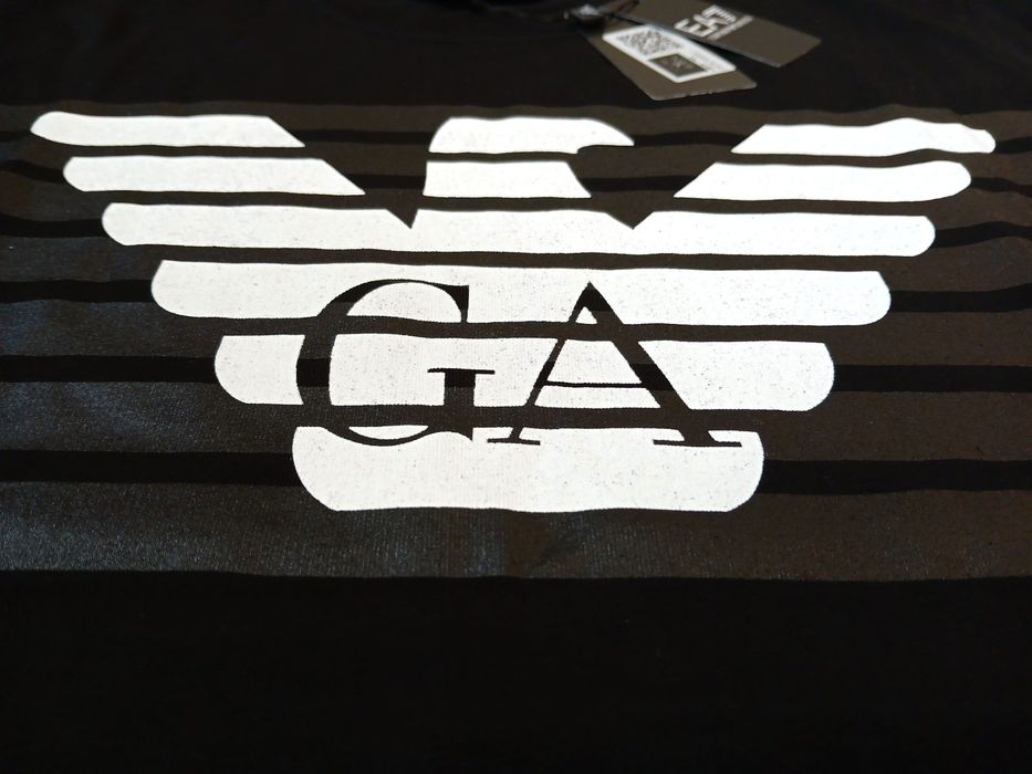 Emporio Armani тениска в черен вариант - ТОП модел за сезона ! ! !