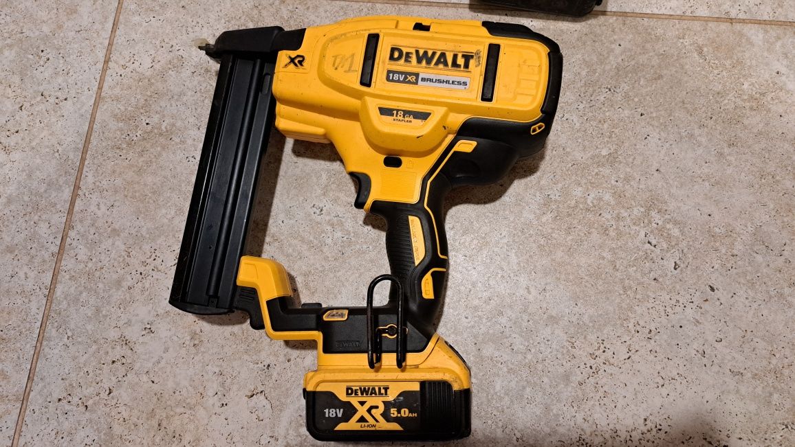 Pistol Dewalt DCN681