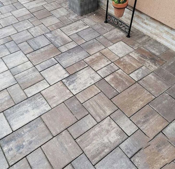 Amenajări curți cu pavaje, beton, borduri.