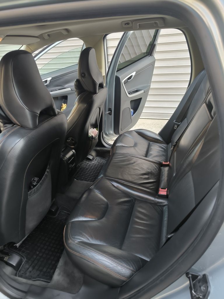 Volvo XC60. 2400куб. см.