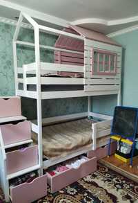 Продам двухъярусную кровать домик
