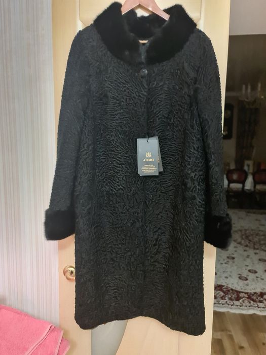 Пррдаю шубу каракульча новая