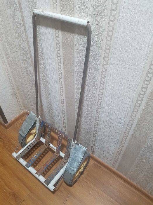 Хозяйственная двухколёсная тележка.