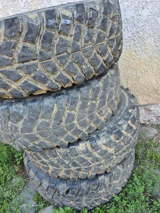 De vânzare patru cauciucuri M+S 225/70 R15