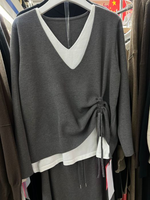 Трикотажная юбочный костюм серый