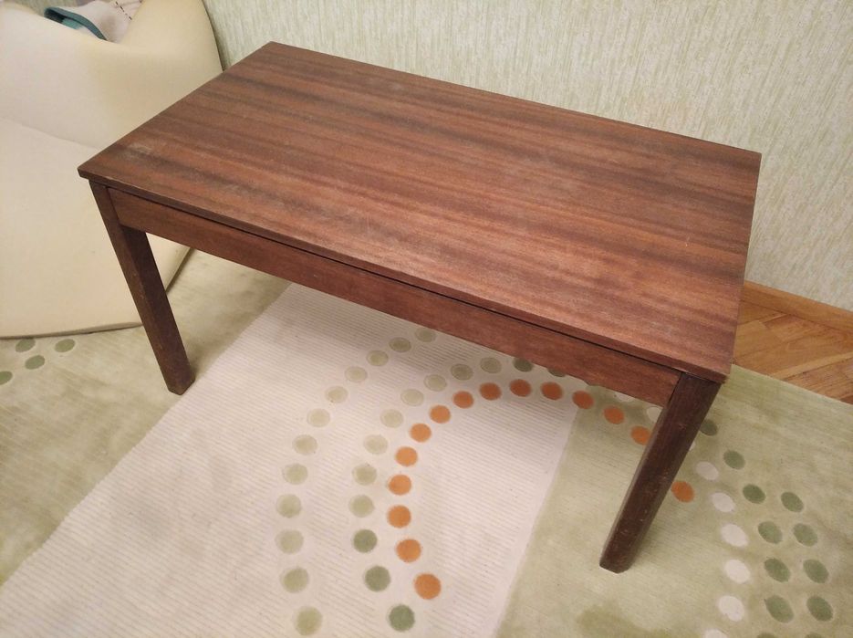 Стол (100x55x55).