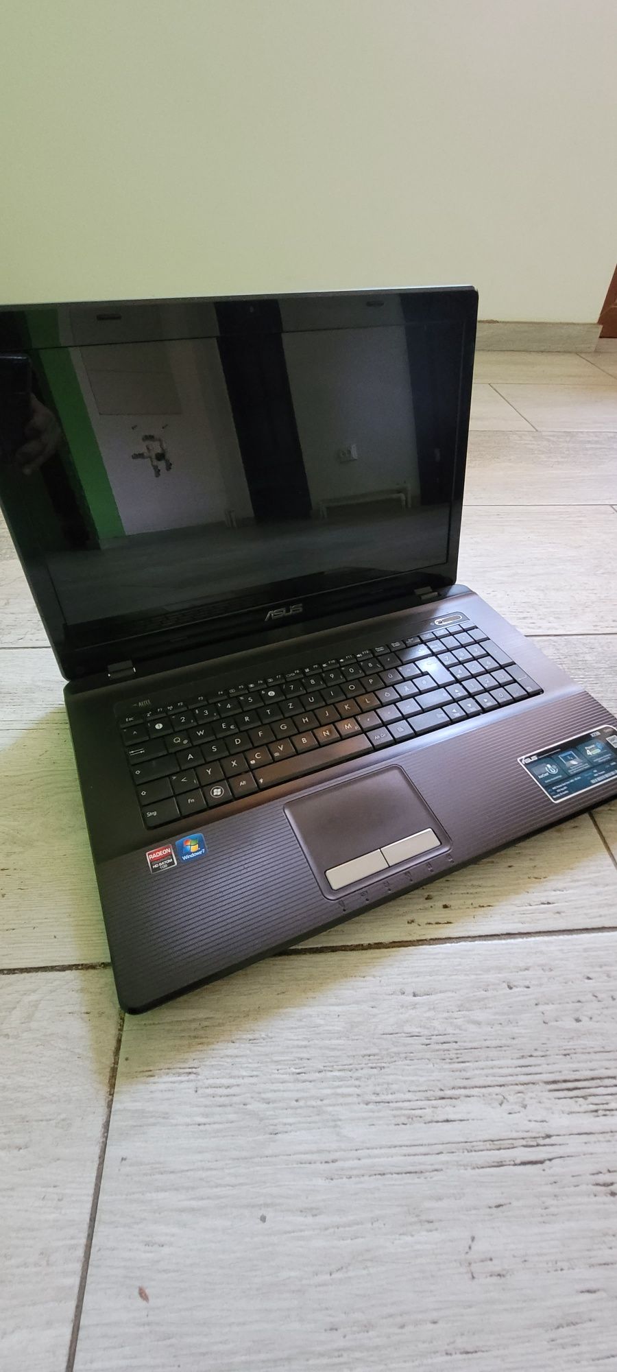 Laptop asus 17 inch, 4gb ddr3, video 1gb, dual core