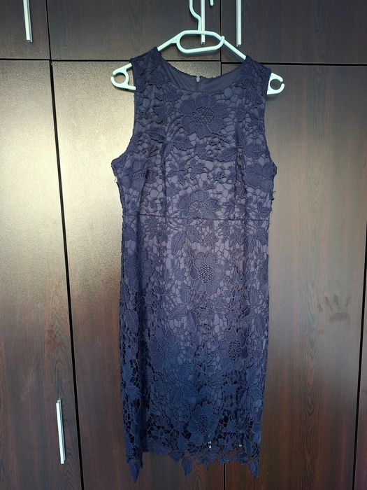 Тъмносиня дантелена рокля