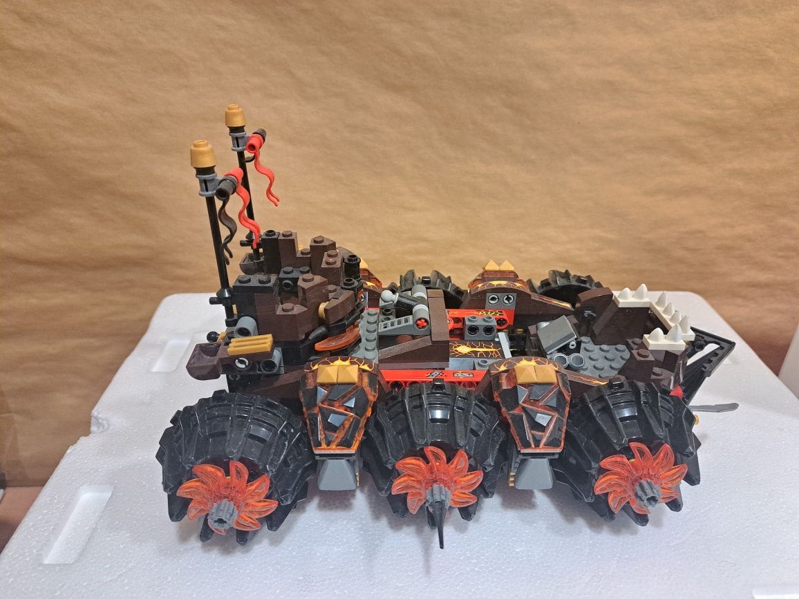 LEGO Nexo Knights 70321 și 70313