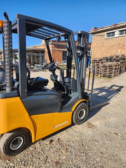 Stivuitor Jungheinrich, an 2015, ridica 1.6 tone la inaltime 3.3 metri