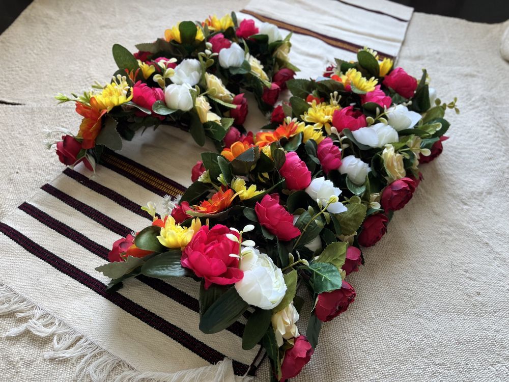 Венче с цветя за носия