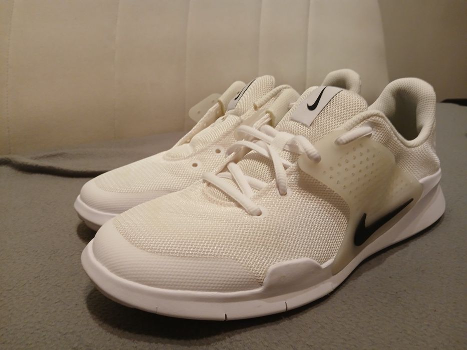 Adidași Nike arrow