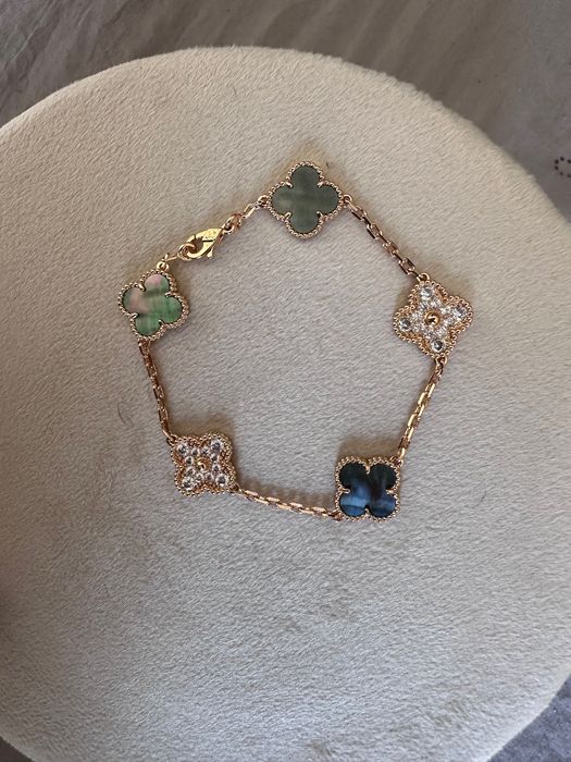Златиста гривна с големи детелини по модел на Van Cleef