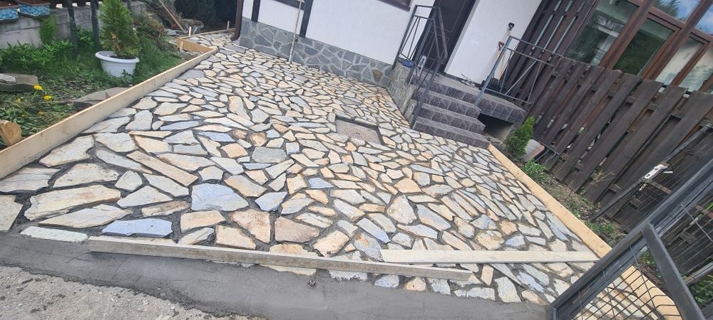 Piatră naturală de munte și plante ornamentale