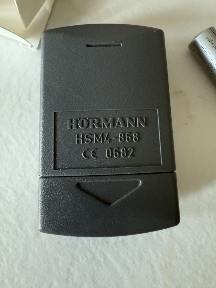 Продавам дистанционно за гаражна врата Hörmann HSM4-868