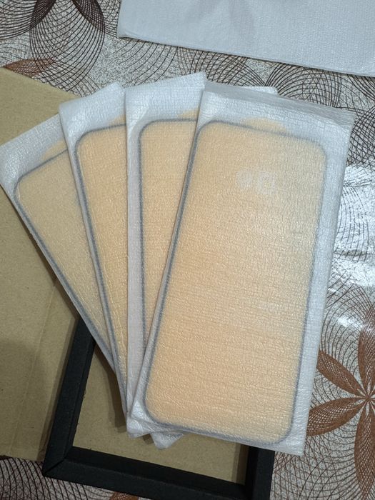 Защитное стекло на iPhone 16 Pro