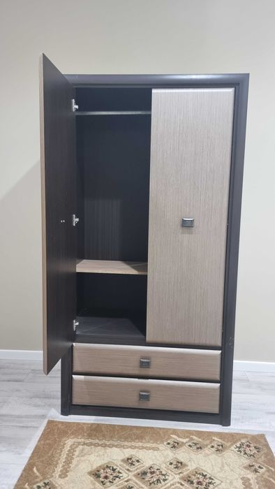 Шкаф для вещей с выдвижными полками