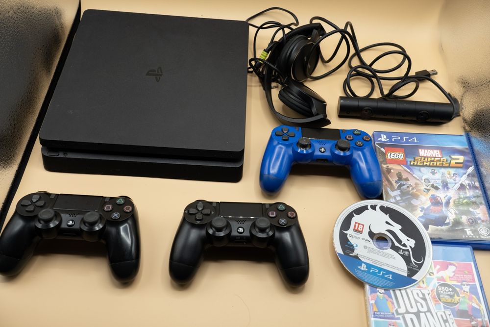 PS4 slim 500 Gb două manete /camera