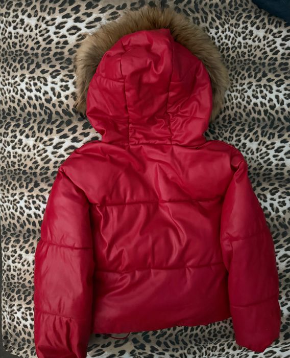 Червено зимно яке естествен косъм