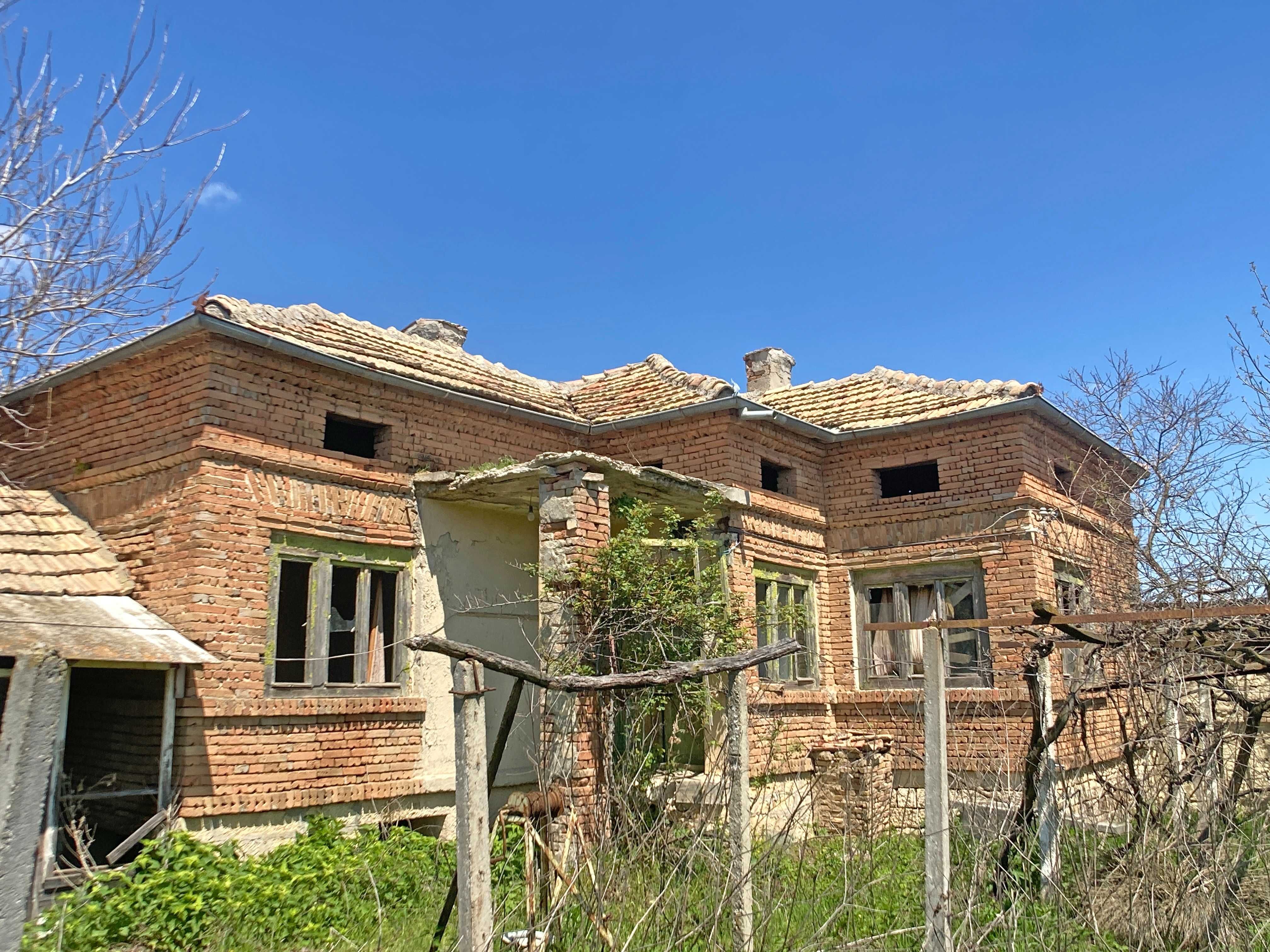 Продава се тухлена къща с двор 870 кв.м. и КЛАДЕНЕЦ в с. Изворник.