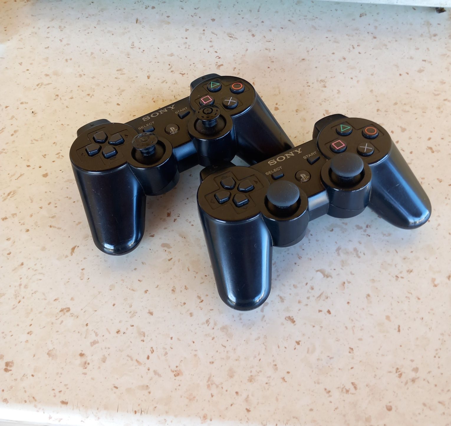 PS3 с  два джойстика и игра GTA V - 100 лв.