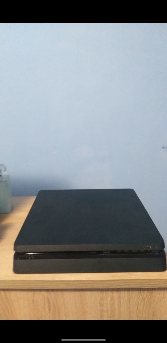 Ps 4 slim 500GB o manetă, 7 jocuri , 2 manete