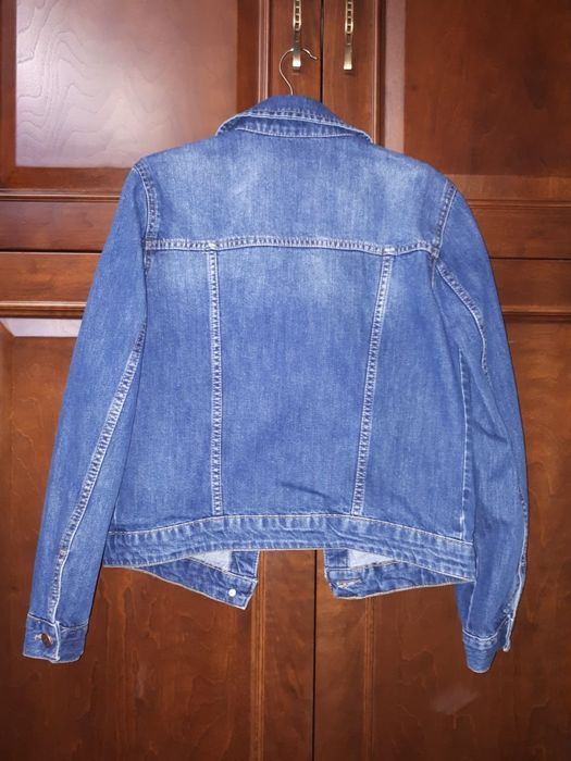 Джинсовую куртку.РазмерXS-S.Брюки H&M,размер 36  В отличном состоянии.