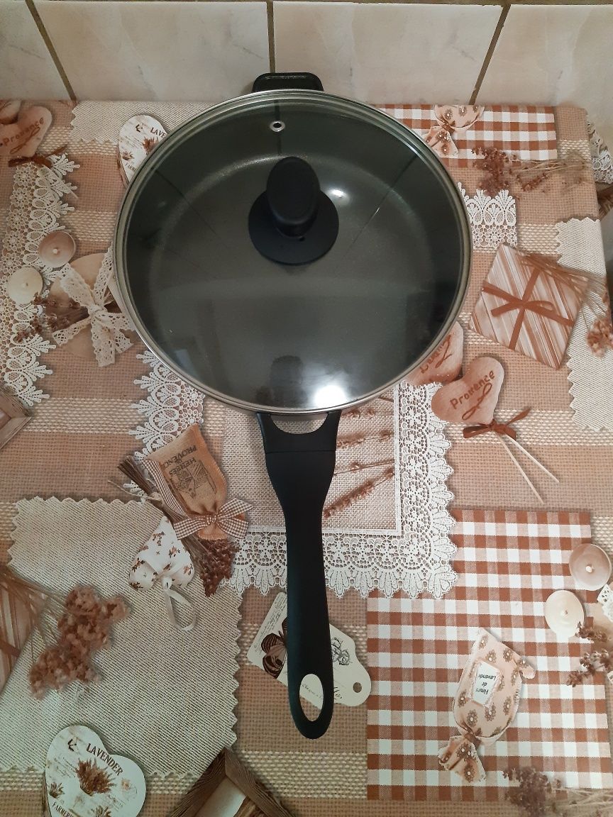 Tigaie inalta cu capac .