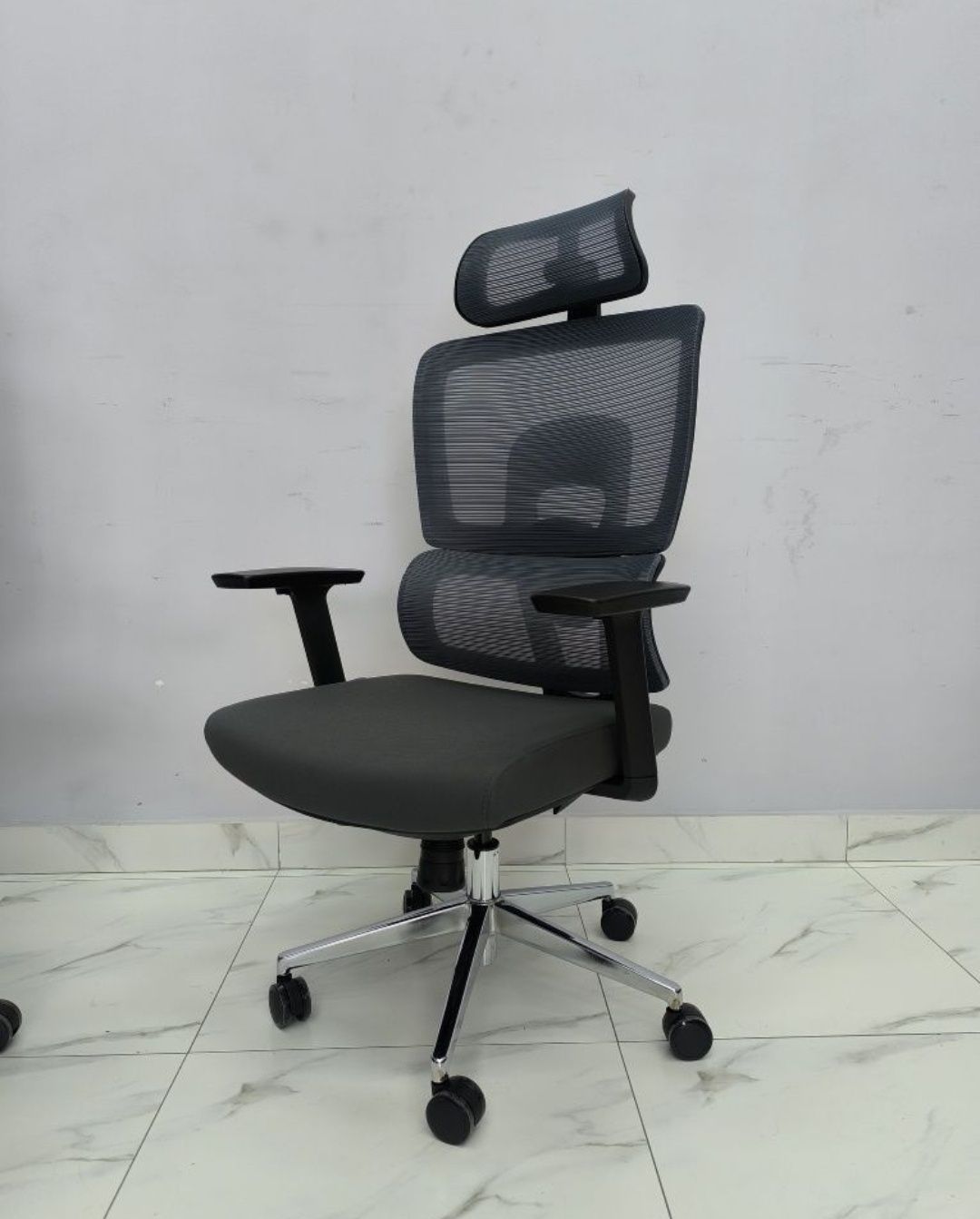Офисное сеточное кресло модель Хадсон и алех