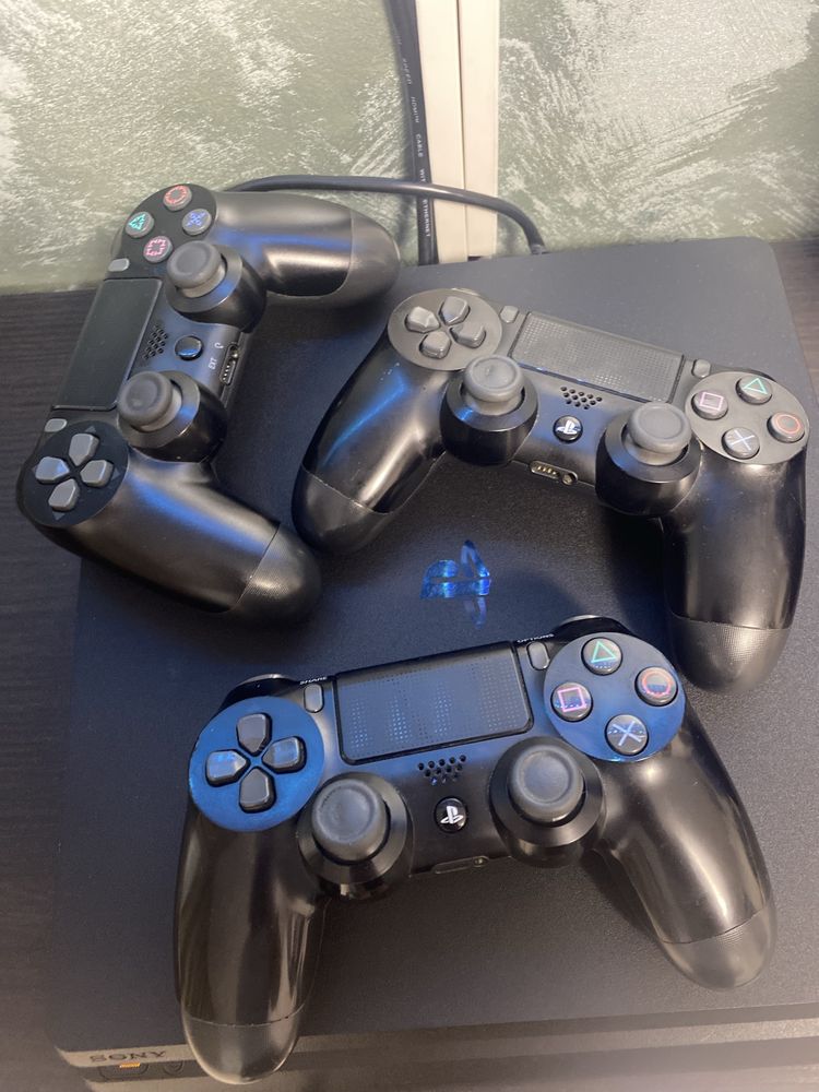 PS4 Slim 500GB + 3 controllere + Joc Mortal Kombat 11 Ultimate