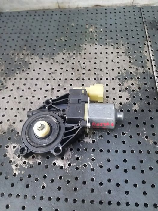 Motoras macara dreapta fata ford fiesta 6 cb1 ccn 0130822405 8a6114553b