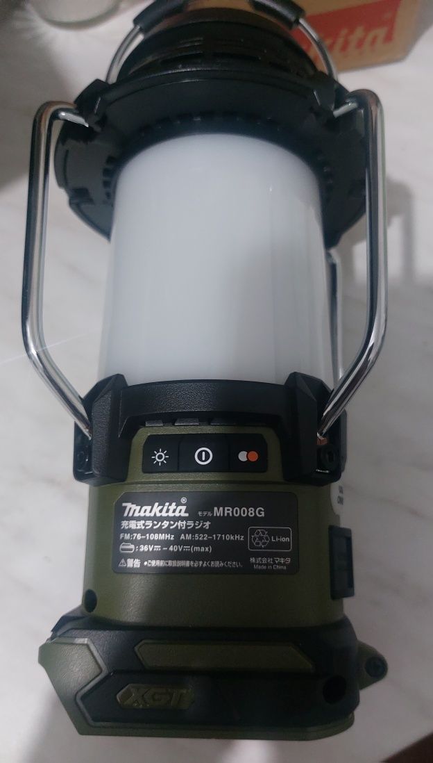 Акумулаторно радио с фенер Makita MR008GZO 40V Max