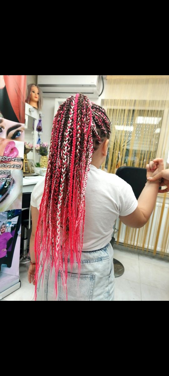 Codițe afro box braids și împletituri cu extensii colorate