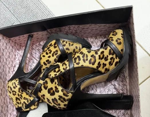 Отдам босоножки размер 35