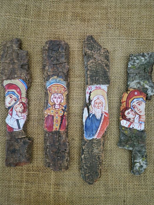 Icoane pictate pe scoarta