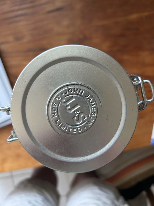 Стара метална кутия от уиски