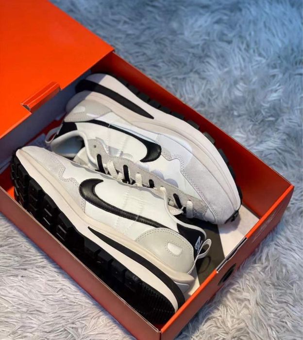 Нови дамски маратонки Sacai x Nike VaporWaffle Sesame and black
